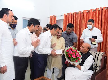 माo रक्षामंत्री भारत सरकार एवं सांसद लखनऊ व पूर्व मुख्यमंत्री श्री राजनाथ सिंह जी के साथ आज पूर्व नियोजित कार्यक्रम के अंतर्गत अध्यक्ष राज्य कर्मचारी संयुक्त परिषद श्री एसपी तिवारी जी के नेतृत्व में पुरानी पेंशन बहाल किए जाने सहित कुल 12 मांगों को लेकर एक मांग पत्र सौंपा गया।