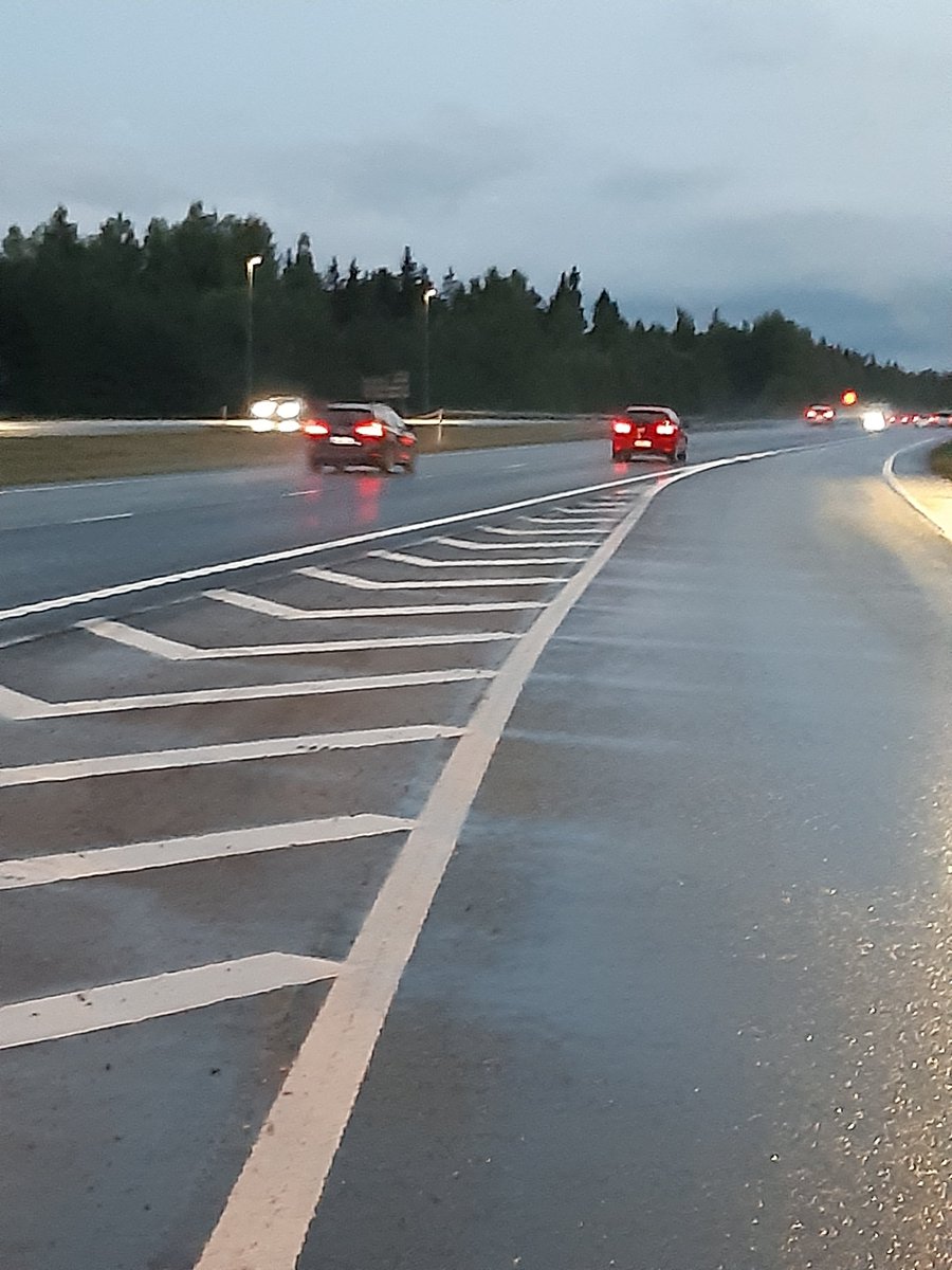 Poliisi_IU's tweet photo. Syksyn ja vesisateiden saapuessa renkaiden kunnolla ja kulutuspinnalla merkitystä. Olisiko syytä tarkistaa oman auton renkaat? 🤔 Kuvalla huomio #renkaat #liikenneturvallisuus #raskas #iupoliisi #lps https://t.co/8z1aZ979BM