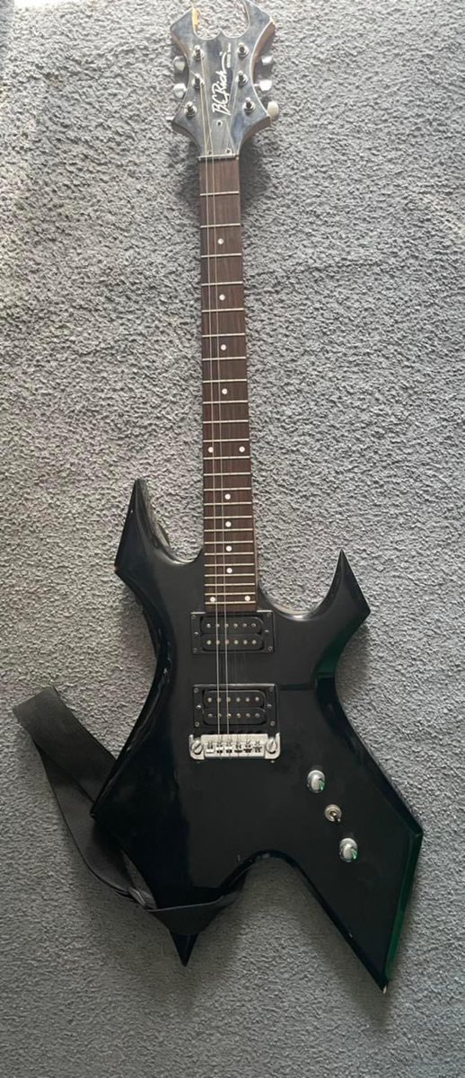 SgtSkittle117's tweet photo. Slowly turning this guitar into Eddie Munson’s guitar. #netflixstrangerthings #strangerthings #EDDIEMUNSON https://t.co/RuJmVN5ElH
