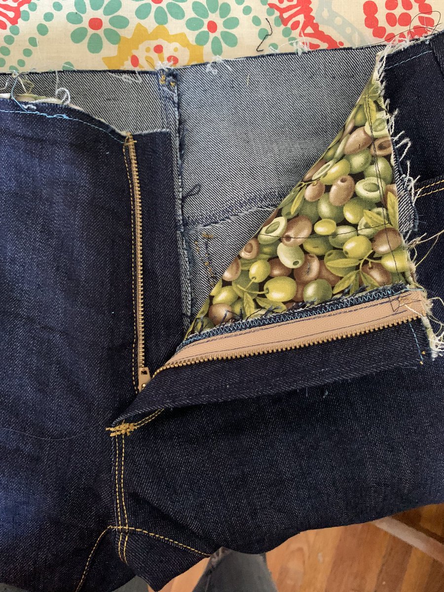 lu_valena's tweet photo. On the home stretch of making a pair of jeans and the Blue Jeans episode of @trufelman’s Articles of Interest comes on! This is a good day. Also psyched about these olive pockets! #prettyguts #gingerjeans #closetcorepatterns https://t.co/5w2ok9g53J