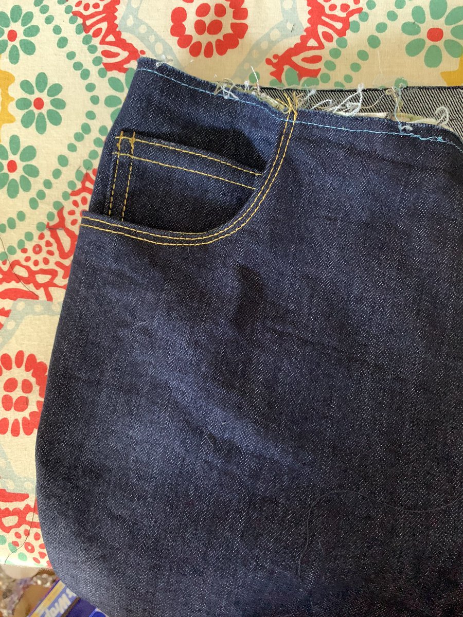 lu_valena's tweet photo. On the home stretch of making a pair of jeans and the Blue Jeans episode of @trufelman’s Articles of Interest comes on! This is a good day. Also psyched about these olive pockets! #prettyguts #gingerjeans #closetcorepatterns https://t.co/5w2ok9g53J