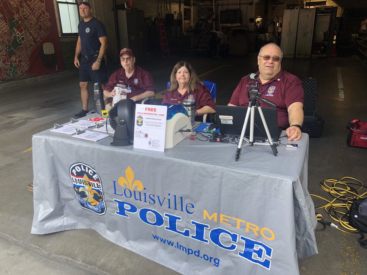 BillHollander's tweet photo. 2:00 pm and the early birds are on the street. Get a child’s id from @LMPD, help out @FieldElementary students, contribute to the Clifton/Crescent Hill Area Plan, and more. @CycLOUvia on Frankfort Avenue from Pope to Stilz, from 2-6 pm. https://t.co/1rBK17yevV