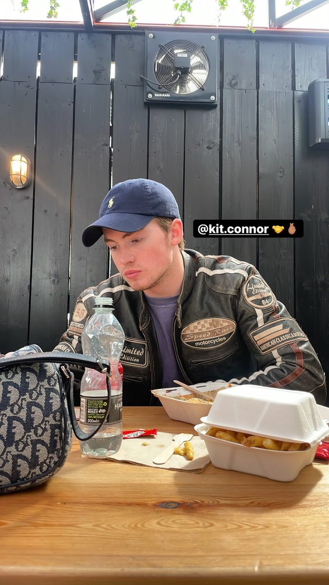 kitconnor_mx's tweet photo. [📷 • 280822] Actualización de maiareficco en sus historias de Instagram con Kit. 

"@/kit.connor 🤝🫰🏼"

🖇: https://t.co/jbR60NhcE6 https://t.co/4yXZTdhZuy