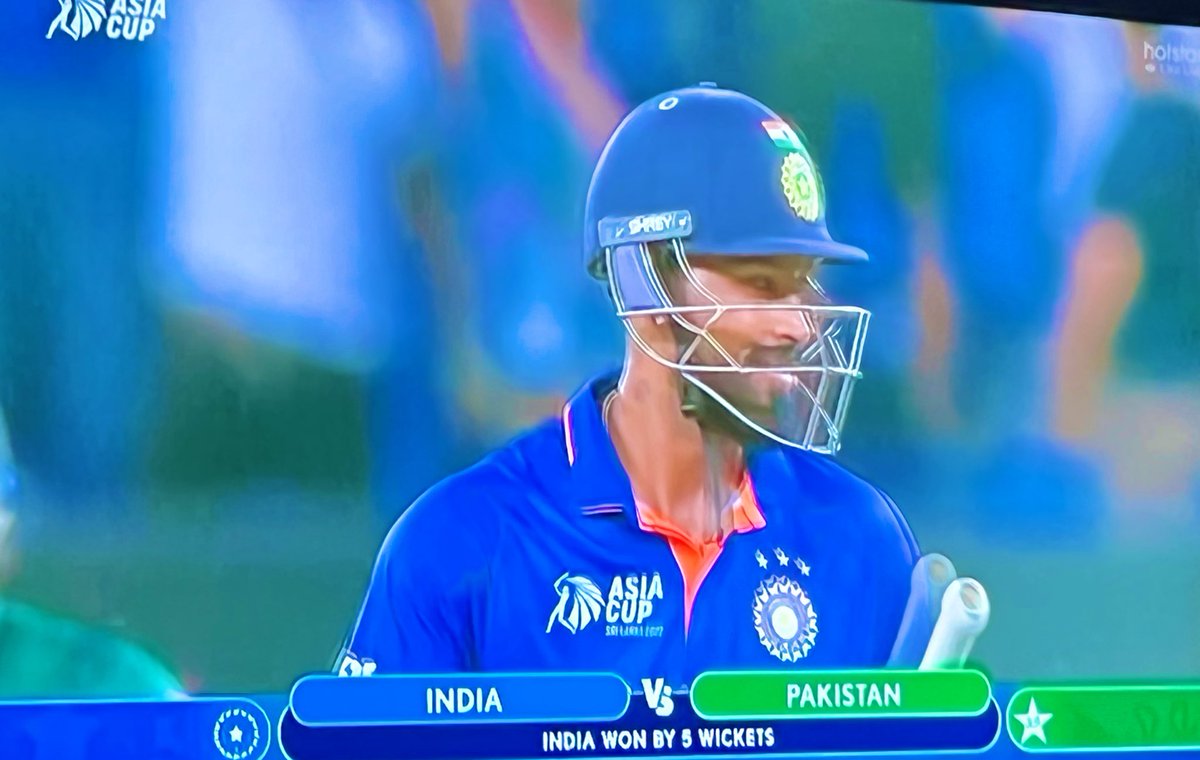 yashsinha010's tweet photo. That is some swag from #hardikpandya.
No expressions, zen like presence.
#INDvsPAK turns out to be a blockbuster.
#pandya you beauty🇮🇳🇮🇳🇮🇳🇮🇳 https://t.co/KXqAGpdGZD