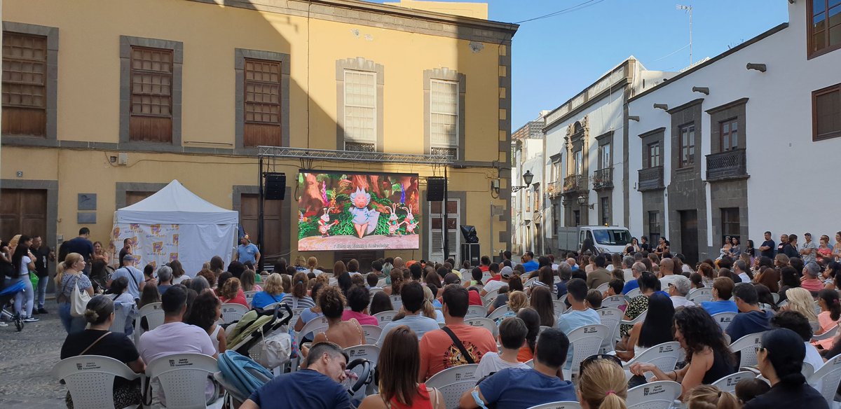 CineMasFood's tweet photo. Finalizamos nuestro cine infantil al ritmo de la música 🎤 En la Plaza del Pilar Nuevo, 'Canta 2' con Buster Moon y sus amigos, una nueva aventura, mucho espectáculo y música. Coge el micro, sube el volumen y ¡canta! #cinemasfood #cinemasfood2022 #ViveVegueta #ICDC https://t.co/tIsVAn7bUR