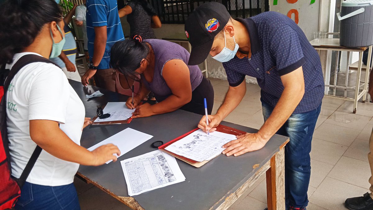 AlberthDicuru's tweet photo. #27Ago| Paz, Armonía y hermandad, se pusieron de manifiesto en la fiesta electoral Interna dónde el  Psuv renueva las bases para garantizar las futuras victorias de la patria, empoderando cada vez más al pueblo y fortaleciendo la unidad de los revolucionarios

#OrganizarUnirSumar https://t.co/KPsOP66Wbk