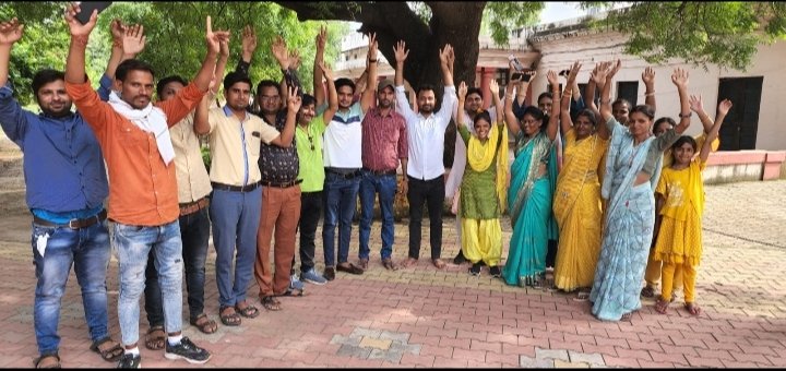 BawriyaPooja's tweet photo. आज  बूंदी के सभी संघर्ष शील उर्जावान CHA साथियों ने 5 सितम्बर 2022 के महा आंदोलन को लेकर कई मुद्दों पर विस्तार पूर्वक चर्चा की   
ऐ दोस्त, तेरे जिन्दगी की राह में संघर्ष आयेगा,
ख़ुशी तब मिलेगी जब लड़कर आगे बढ़ जायेगा.
@DrKirodilalBJP @BaljeetBehror @1stIndiaNews @News18Rajasthan https://t.co/svUk0lrhK1