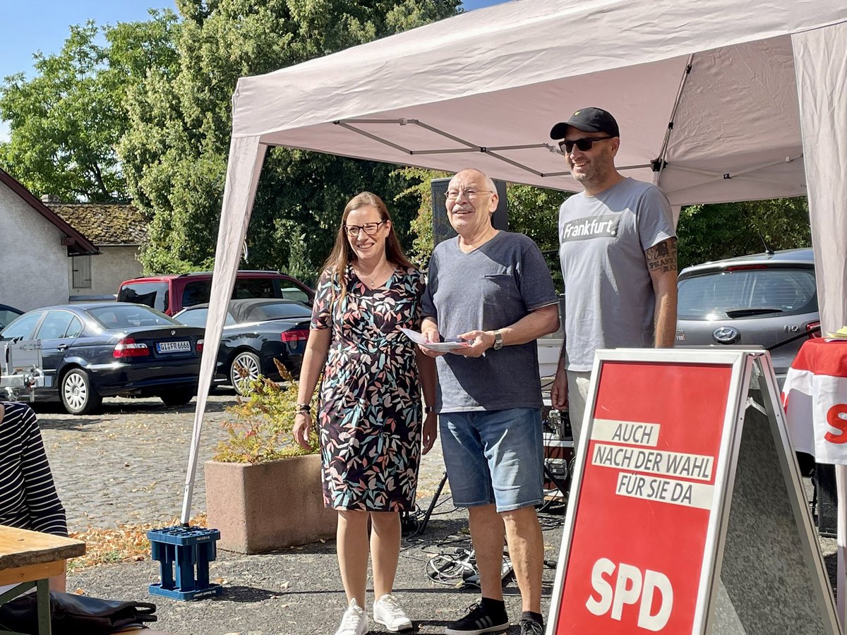 franksteibli's tweet photo. Nina Heidt-Sommer (MdL) überreichte Karl-Ernst Schaub die Willy-Brandt-Medaille für seinen herausragenden Einsatz für die deutsche Sozialdemokratie in Biebertal 😎💪❤️ 

Fest der @spdde Ortsvereine #Heuchelheim #Wettenberg #Biebertal https://t.co/EYMXhGgQLs