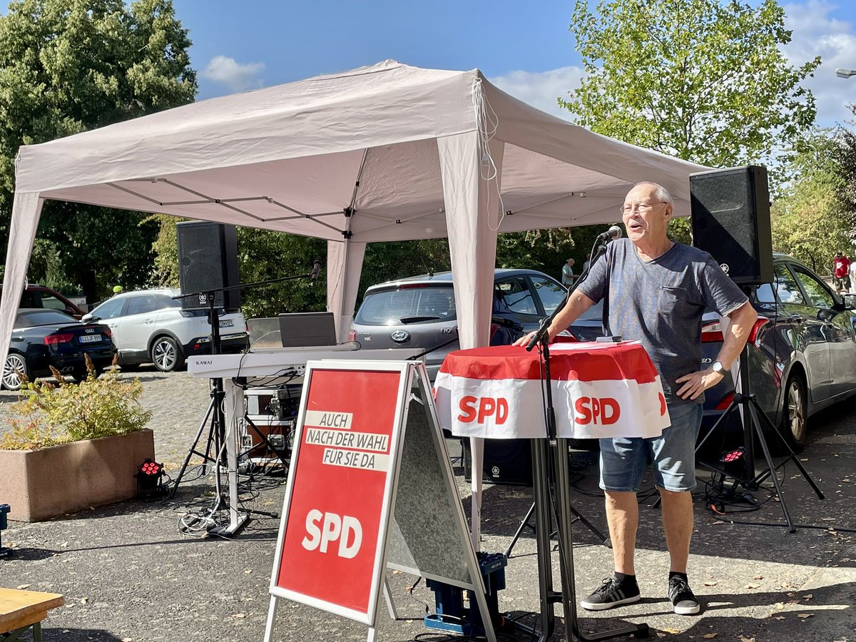 franksteibli's tweet photo. Nina Heidt-Sommer (MdL) überreichte Karl-Ernst Schaub die Willy-Brandt-Medaille für seinen herausragenden Einsatz für die deutsche Sozialdemokratie in Biebertal 😎💪❤️ 

Fest der @spdde Ortsvereine #Heuchelheim #Wettenberg #Biebertal https://t.co/EYMXhGgQLs