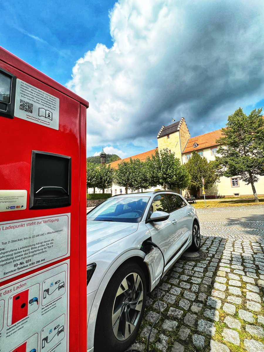 HenkBrandsma1's tweet photo. Ideaal! Direct bij het centrum van #Wolfach laden bij ‘t ons bekende #EWerkMittelbaden. Zodoende lekker kunnen spazieren door dit stadje en tegelijkertijd de batterij weer vol krijgen. #Ökostrom #evcharging #Audi #tip #Schwarzwald https://t.co/8bv9te7jOJ