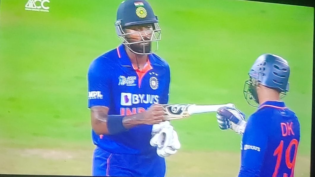 Aniketkumar2498's tweet photo. हा तो @hardikpandya7  पांडे जी, @msdhoni भैया का याद दिला ही दिये विरोधियों को आप ❤❤
 #INDvsPAK https://t.co/D3NvnrImvH