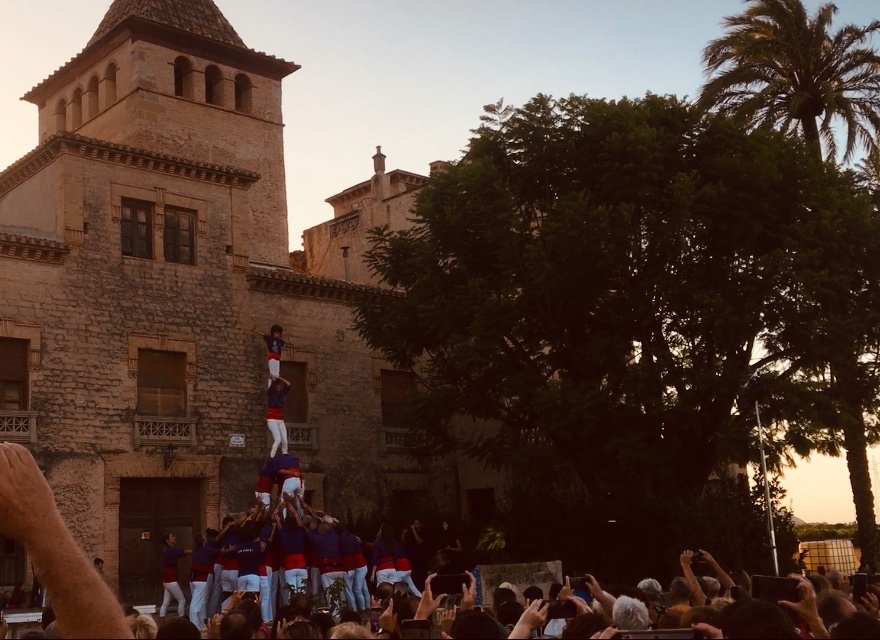 Passant ara: @jollroig i @Christelle_Eng reciten a la #TorreDelsPares.
I la foto és només el començament…
@estiuvers_fest