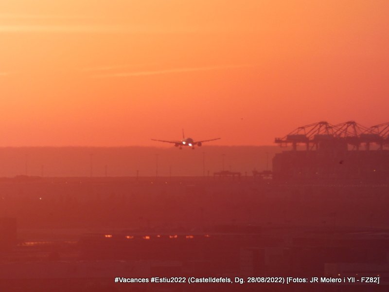 jrmoleroyll's tweet photo. Primeres llums del dia
Sortida de Sol #Sunrise #sunrise_catalunya #sunrise_pics
i avió #AmericanAirlines #AA112 de #MIA a #BCN @flightradar24
Des del mirador#CalGanxo #Castelldefels #castelldefelsmagrada
Dg. 28/08/2022 matí
#Garraf #PNGarraf
#Lumix #FZ82 #SenseTripode https://t.co/fYT1A2GZ1l