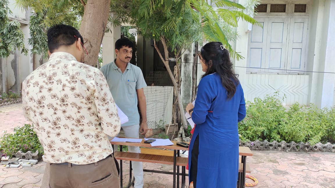 DharaBhalara's tweet photo. આજ રોજ મતદાર યાદી સુધારણા 2022 ખાસ ઝુંબેશ અન્વયે 97- સાવરકુંડલા મતવિભાગ નાં વિવિધ બુથની ચકાસણી કરી જરૂરી સૂચનાઓ આપવામાં આવી
@CollectorAmr @pkumarias @CEOGujarat 
#AWSAR #SSR_2022 https://t.co/cNrIkeQktY