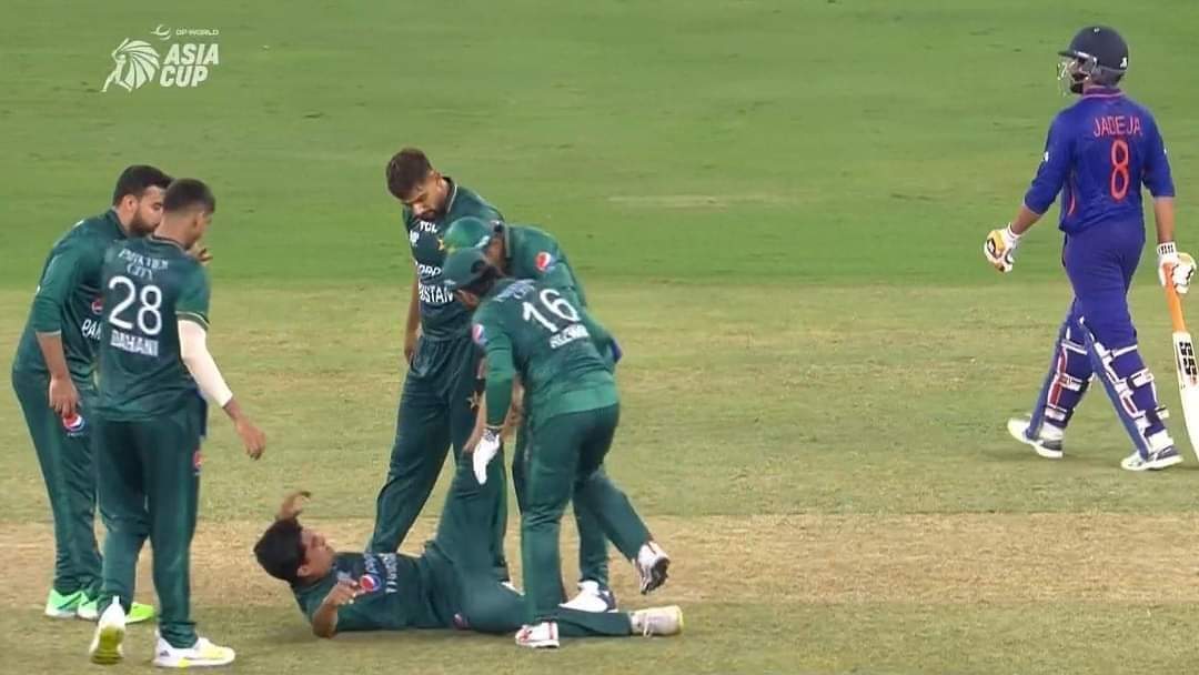AqsaUma75842537's tweet photo. India won the game but Naseem Shah won hearts 
Well played Naseem! You played like a warrior ❤️
Congratulations India what a game of cricket ❤️
#naseemshah #PAKvIND #PakVsInd #BabarAzam𓃵
Pak vs Ind
Pakistan vs India https://t.co/qyy9vDnYih