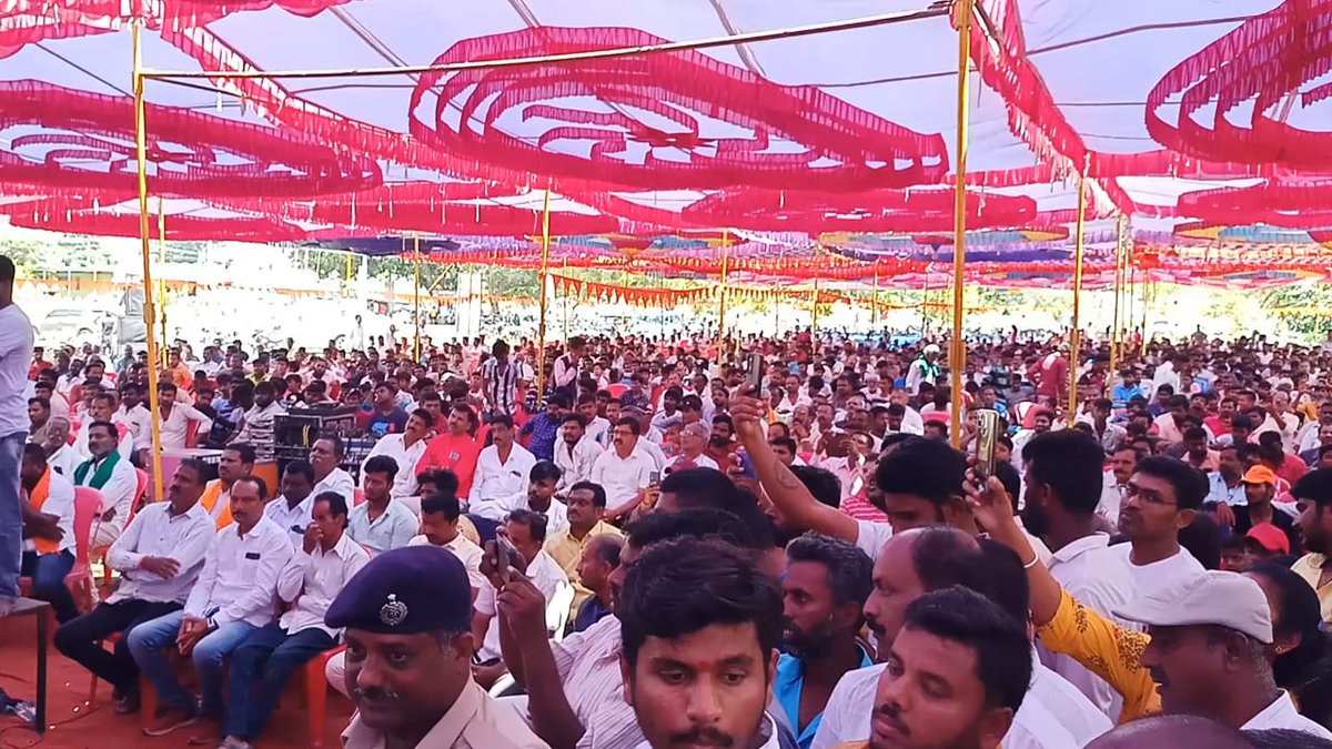 CPYogeeshwara's tweet photo. ಬೊಂಬೆನಾಡಿನ ಎಲ್ಲಾ ಕೆರೆ ಕಟ್ಟೆಗಳು ತುಂಬಿದ್ದು ,ಈ ಬಾರಿ ವಿಶೇಷವಾಗಿ ಗೌರಿ‌‌ ಗಣೇಶ ಹಬ್ಬ  ಆಚರಿಸುವ ಸಲುವಾಗಿ ತಾಲ್ಲೂಕಿನ ಎಲ್ಲಾ ಗ್ರಾಮಗಳಿಗೆ ಗಣೇಶ ಗೌರಿ ಮೂರ್ತಿಗಳನ್ನು ಉಚಿತವಾಗಿ ವಿತರಿಸುವ ಕಾರ್ಯಕ್ರಮಕ್ಕೆ ಟೋಕನ್ ನೀಡುವ ಮುಖಾಂತರ ಚಾಲನೆ ನೀಡಲಾಯಿತು. ಹಬ್ಬವನ್ನು ವಿಜೃಂಭಣೆಯಿಂದ ಹಾಗೂ ಜಾಗರೂಕತೆಯಿಂದ ಆಚರಿಸುವ ಸಲಹೆ ನೀಡಲಾಯಿತು... https://t.co/DKFrRBZnA1