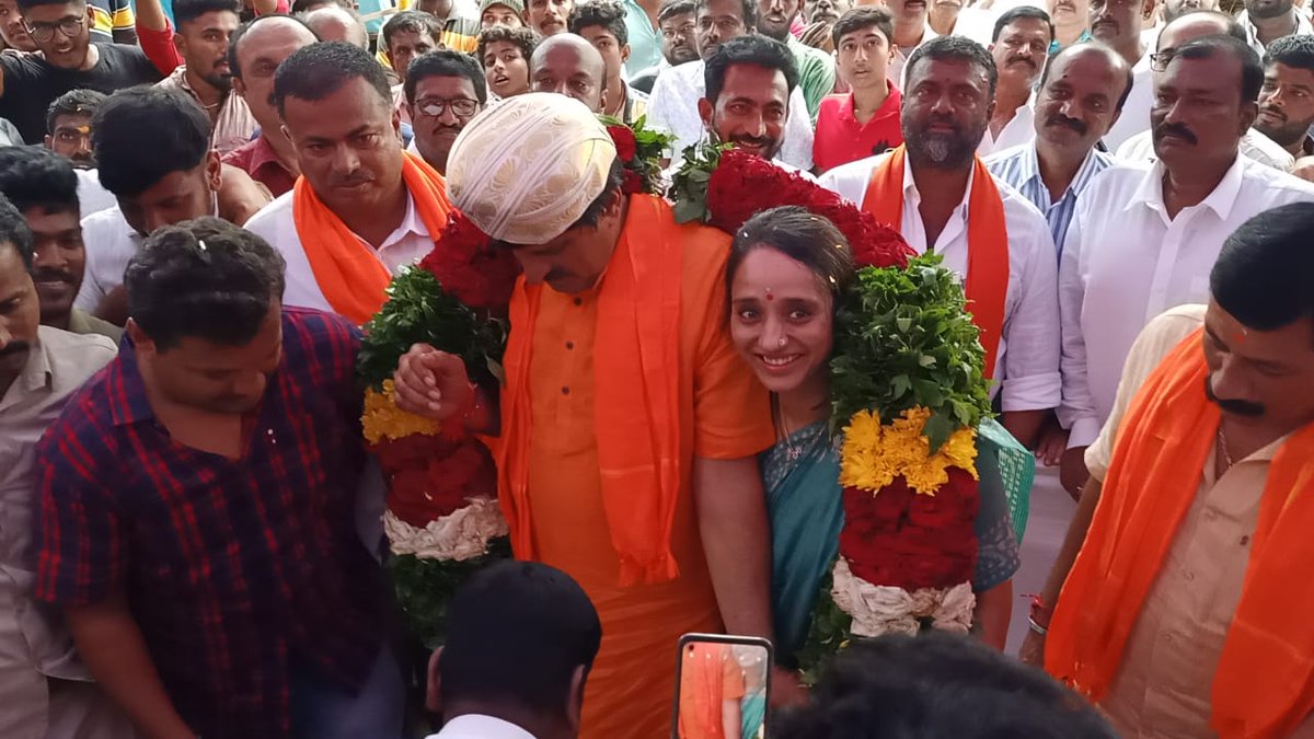 CPYogeeshwara's tweet photo. ಬೊಂಬೆನಾಡಿನ ಎಲ್ಲಾ ಕೆರೆ ಕಟ್ಟೆಗಳು ತುಂಬಿದ್ದು ,ಈ ಬಾರಿ ವಿಶೇಷವಾಗಿ ಗೌರಿ‌‌ ಗಣೇಶ ಹಬ್ಬ  ಆಚರಿಸುವ ಸಲುವಾಗಿ ತಾಲ್ಲೂಕಿನ ಎಲ್ಲಾ ಗ್ರಾಮಗಳಿಗೆ ಗಣೇಶ ಗೌರಿ ಮೂರ್ತಿಗಳನ್ನು ಉಚಿತವಾಗಿ ವಿತರಿಸುವ ಕಾರ್ಯಕ್ರಮಕ್ಕೆ ಟೋಕನ್ ನೀಡುವ ಮುಖಾಂತರ ಚಾಲನೆ ನೀಡಲಾಯಿತು. ಹಬ್ಬವನ್ನು ವಿಜೃಂಭಣೆಯಿಂದ ಹಾಗೂ ಜಾಗರೂಕತೆಯಿಂದ ಆಚರಿಸುವ ಸಲಹೆ ನೀಡಲಾಯಿತು... https://t.co/DKFrRBZnA1