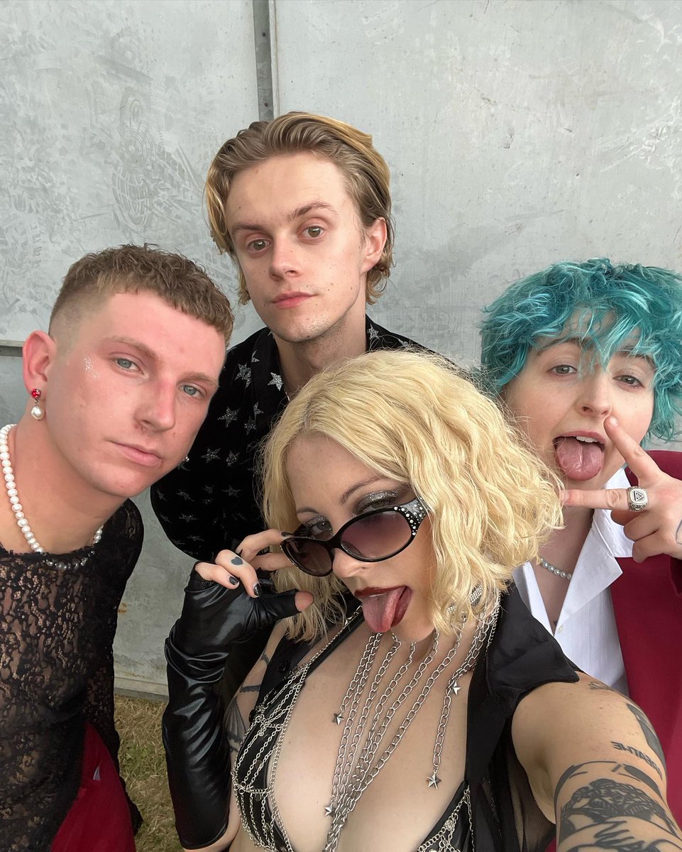 PALE WAVES tweet media