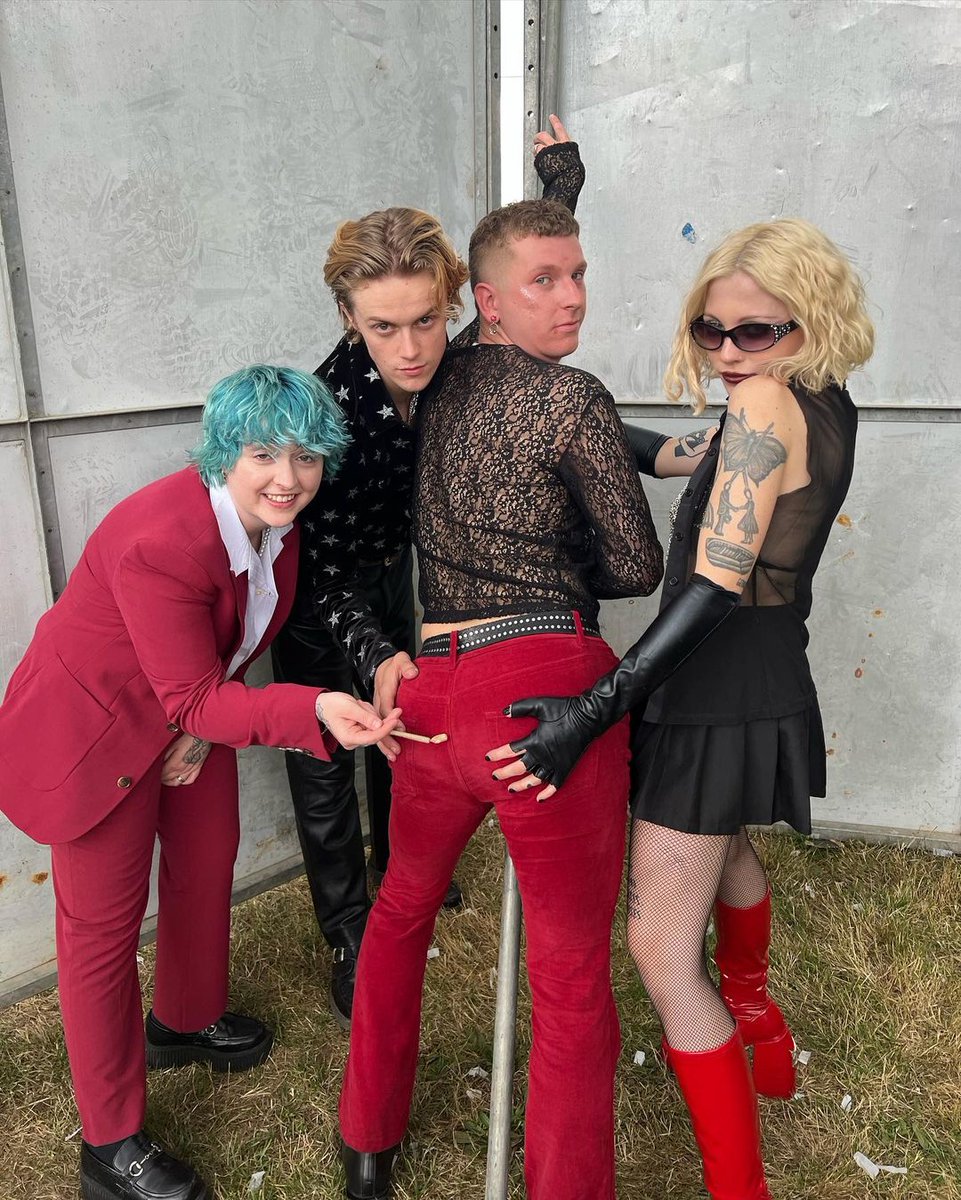 PALE WAVES tweet media