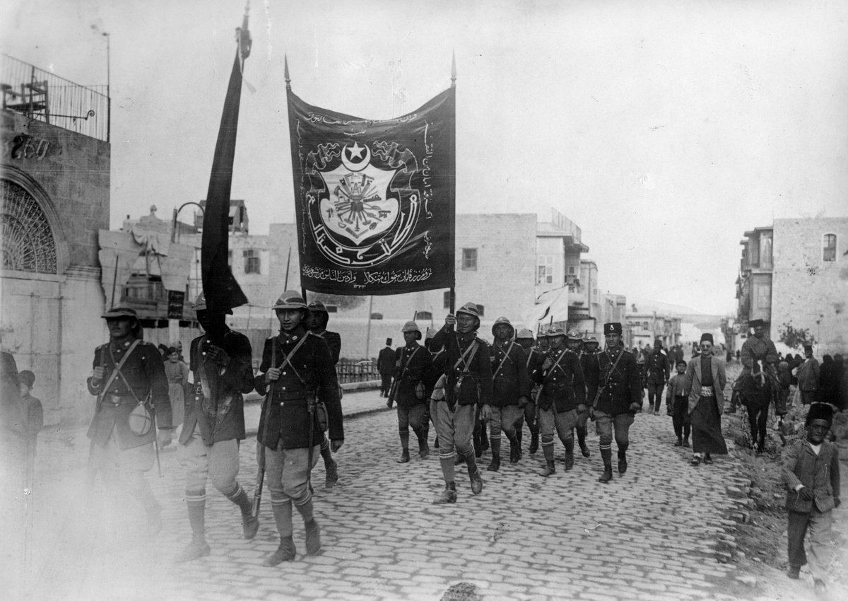 Çok güzel duygusal bir resim..

Halep te  vatan toprağa
sahib çıkan atalarımız.
Bize bu toprakları
vatan yaptılar.. 
Hepsi gencecik de.. 
Mekanları cennet olsun..