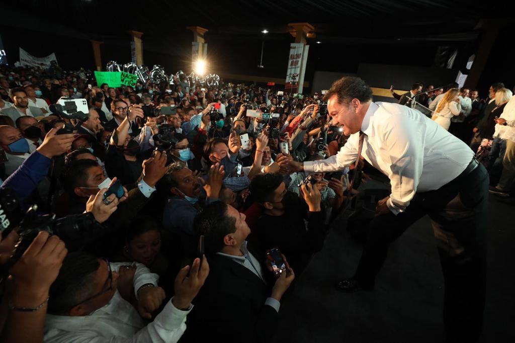 BruceJulis's tweet photo. "Aquí les digo que sí, tengo el mayor amor por mi estado, pero sería muy soberbio, muy arrogante y muy egoísta si tomara una decisión personal. Ni soy soberbio, ni soy egoísta y sí creo puntualmente que la decisión la tiene el pueblo de Puebla”: @NachoMierV @AxolotlmediaO https://t.co/HMKbx1s8t3