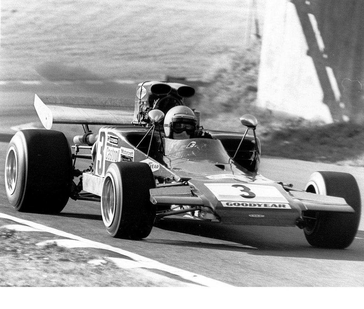 WeAreLolaCars's tweet photo. Sunday Service, Episode 7: The Lola T300 (initially known as the T242) F5000 car owes much to the great Frank Gardner. He moved close to the Lola factory to work on the project in 1972 with a young & ambitious designer called John Barnard! #Lola #F5000 #FrankG https://t.co/9VUnDhmOpT