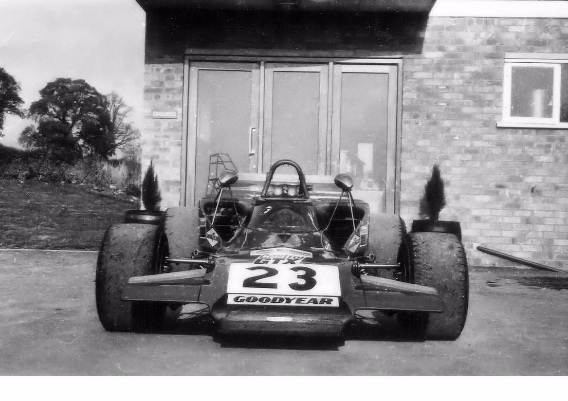 WeAreLolaCars's tweet photo. Sunday Service, Episode 7: The Lola T300 (initially known as the T242) F5000 car owes much to the great Frank Gardner. He moved close to the Lola factory to work on the project in 1972 with a young & ambitious designer called John Barnard! #Lola #F5000 #FrankG https://t.co/9VUnDhmOpT