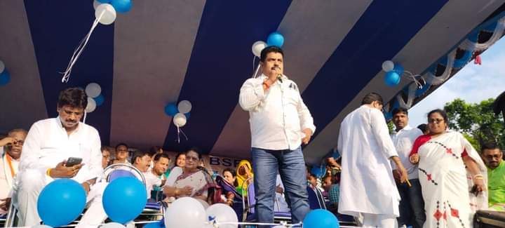 narayangoswamii's tweet photo. আজ উত্তর ২৪ পরগণা জেলার বাগদা বিধানসভা এলাকায় বর্ডার সিকিউরিটি ফোর্সের (বিএসএফ) দুই জওয়ানের দ্বারা একজন নিরীহ মহিলাকে ধর্ষণের বিরুদ্ধে প্রতিবাদ সভায় |
#Bagdah
#Protestmeeting
@MamataOfficial @abhishekaitc @AITCofficial @derekobrienmp @KunalGhoshAgain https://t.co/tdB8RrJtUQ