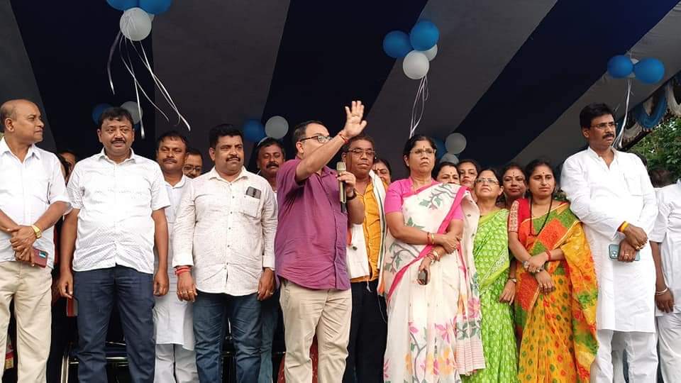 narayangoswamii's tweet photo. আজ উত্তর ২৪ পরগণা জেলার বাগদা বিধানসভা এলাকায় বর্ডার সিকিউরিটি ফোর্সের (বিএসএফ) দুই জওয়ানের দ্বারা একজন নিরীহ মহিলাকে ধর্ষণের বিরুদ্ধে প্রতিবাদ সভায় |
#Bagdah
#Protestmeeting
@MamataOfficial @abhishekaitc @AITCofficial @derekobrienmp @KunalGhoshAgain https://t.co/tdB8RrJtUQ