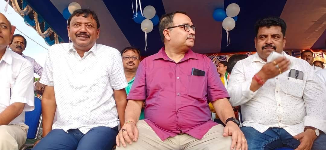 narayangoswamii's tweet photo. আজ উত্তর ২৪ পরগণা জেলার বাগদা বিধানসভা এলাকায় বর্ডার সিকিউরিটি ফোর্সের (বিএসএফ) দুই জওয়ানের দ্বারা একজন নিরীহ মহিলাকে ধর্ষণের বিরুদ্ধে প্রতিবাদ সভায় |
#Bagdah
#Protestmeeting
@MamataOfficial @abhishekaitc @AITCofficial @derekobrienmp @KunalGhoshAgain https://t.co/tdB8RrJtUQ