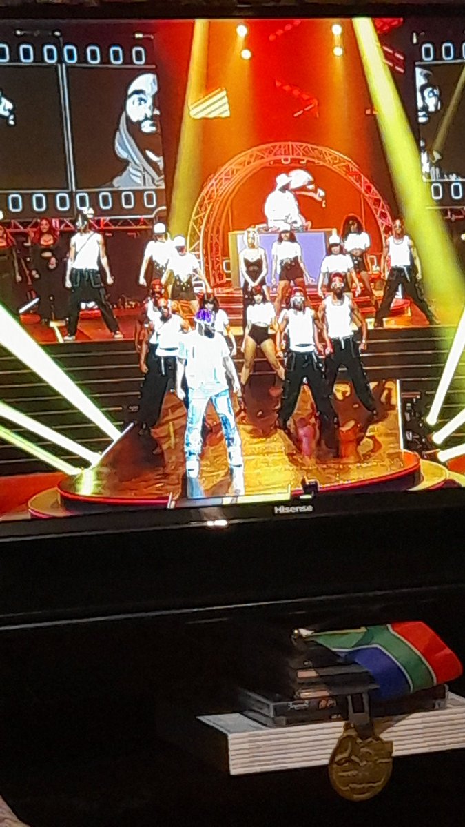 ThabangPodcast's tweet photo. I think the #SAMA28 awards should've have had fans around the stage to add to the vibe the audience is borderline sleeping and these performances are dope https://t.co/QYbnf5q2OL