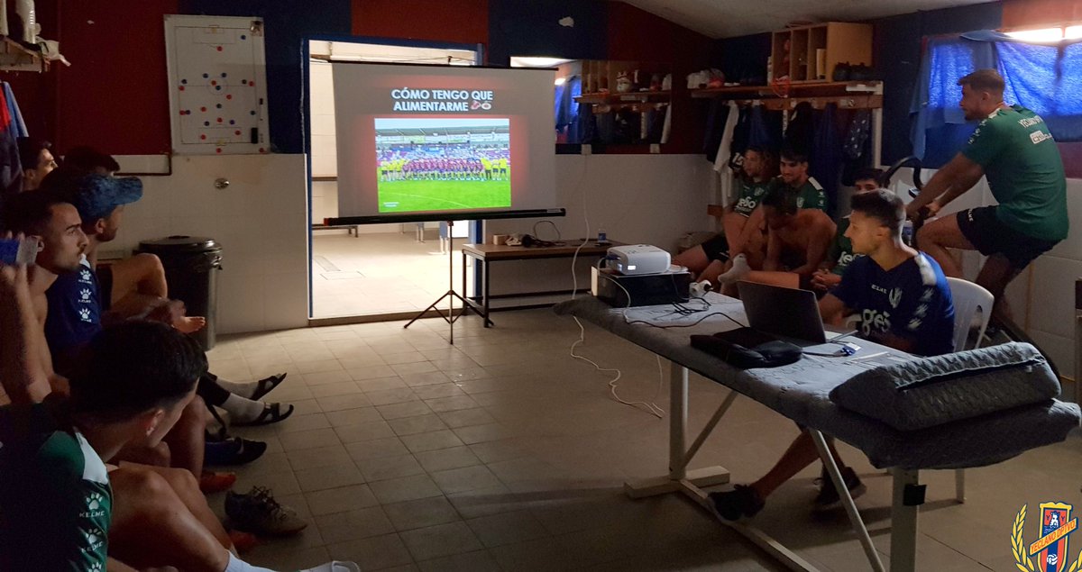 Yeclano_dptvo's tweet photo. #PretemporadaYeclano ⚽️

💻🗣 En estas semanas de puesta a punto también hemos tenido sesión con nuestro nutricionista de apoyo @Sergiolopez_dn 🍶🍌

🏋️‍♂️🥼 Cuidando todos los detalles para llegar al inicio de la competición oficial lo mejor posible 💪🔛

#ManerasDeVivir 🔵🔴 https://t.co/KEihcP0AqR