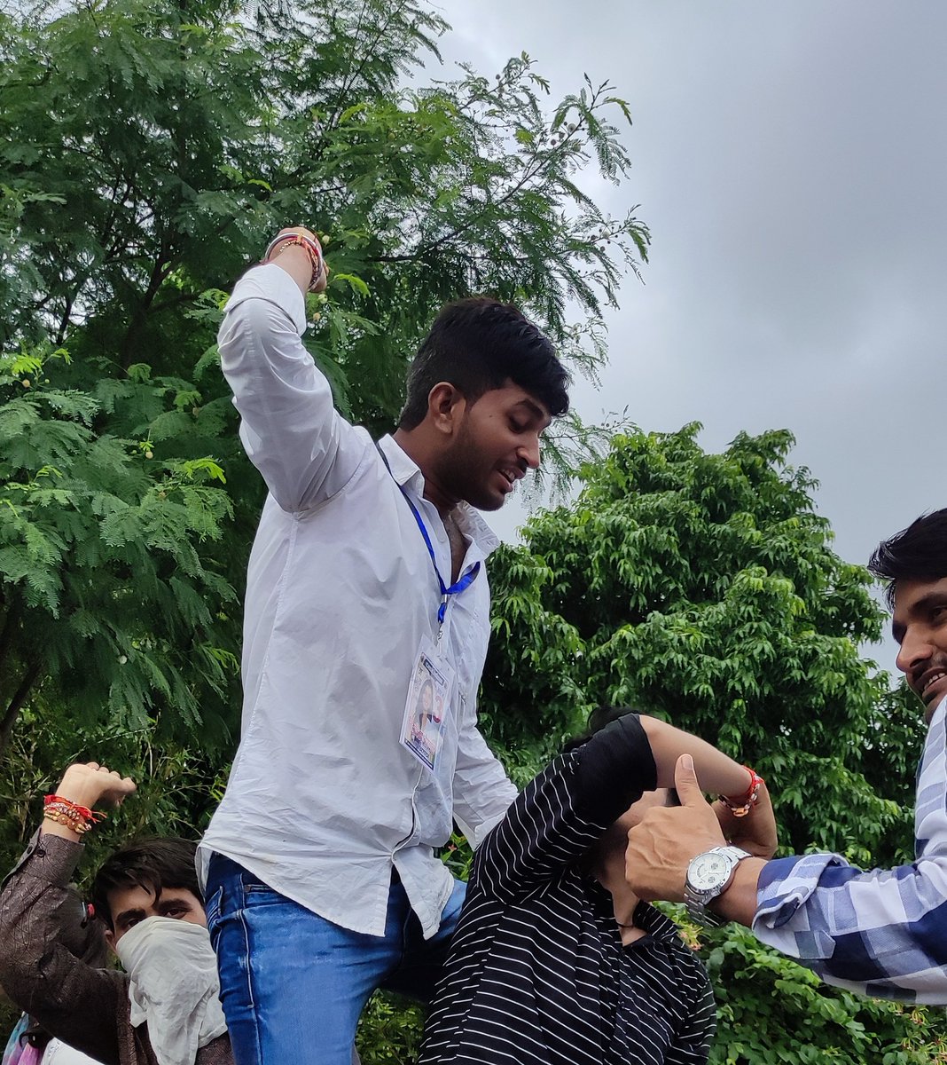 बीतेगा ये दौर और वो दौर भी बीत जायेगा....
संघर्ष की इस आंधी के बाद एक नया दौर आएगा,
चलते रहना रास्ते पर बिना डगमगाए.....
एक दिन ये जमाना तुम्हारे गीत गायेगा