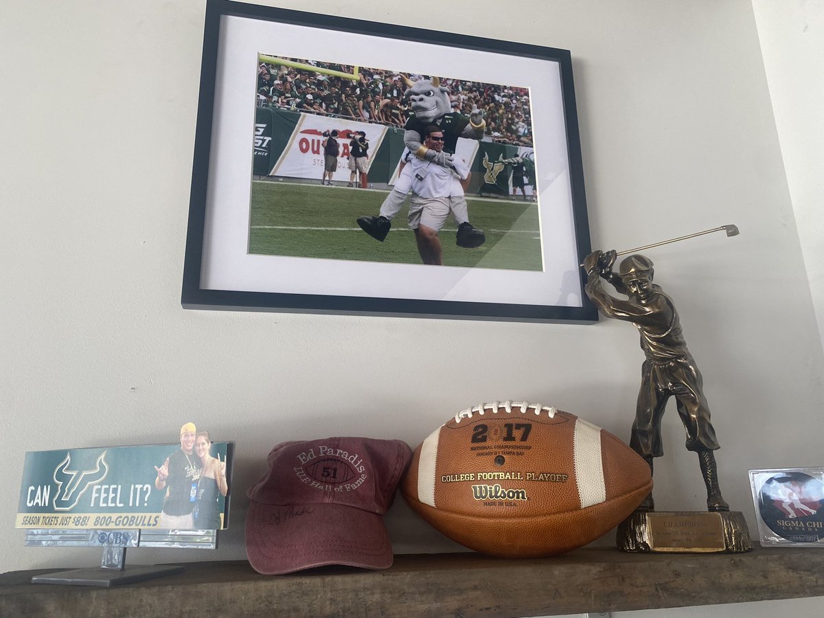 USFGreg's tweet image. The 2022 @USFFootball Season Ticket Member gift was one of the best! Even motivated me to frame some other prints and finish one corner of my garage bar. Well done @USFAthletics 👏👏🤘 #GoBulls #USF