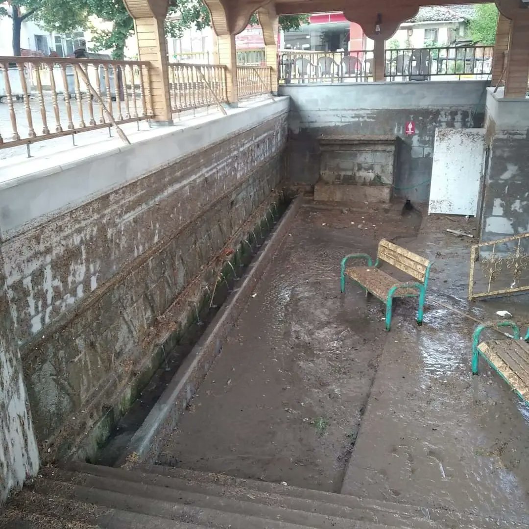 Gümüşhacıköy'de sel felaketi. 

Can kaybının olmadığı, Merkez Saray Mahallesi, Koltuk, Sarayözü, Obruk ve Bacakoğlu köylerimizde maddi hasarların meydana geldiği bildirildi.

Halkımızın dikkat etmesini ve gerekli durumlarda 112 numaralı telefonu araması rica olunur.