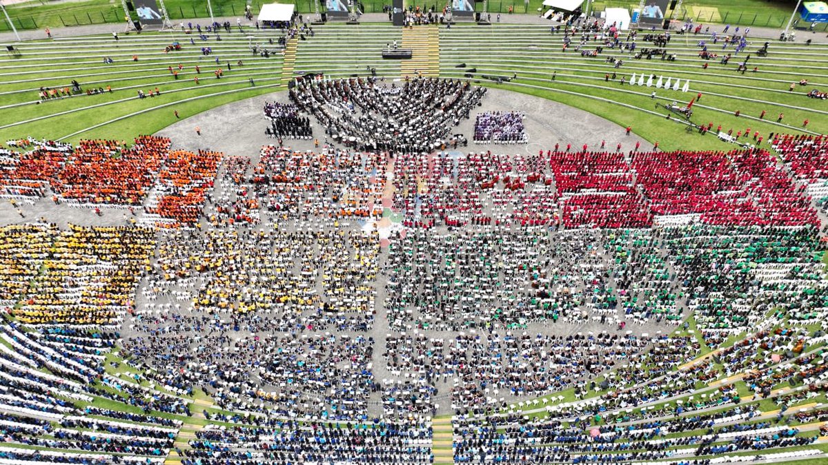 ernestocortes28's tweet photo. Esto es realmente admirable y pasa en Bogotá: el concierto más grande del mundo,con 16.000 niños de los colegios de la ciudad, artistas y coristas. Organiza la Orquesta Filarmónica, la Alcaldía y la Secretaría de Educación, entre otros. De pie. 👏👏👏 https://t.co/wu1jr3TOF4