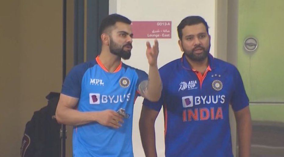 iamabhaysinha's tweet photo. Two goats in one frame

#rohirat
#RohitSharma
#ViratKohli𓃵

#INDvsPAK https://t.co/NDN297k4CP