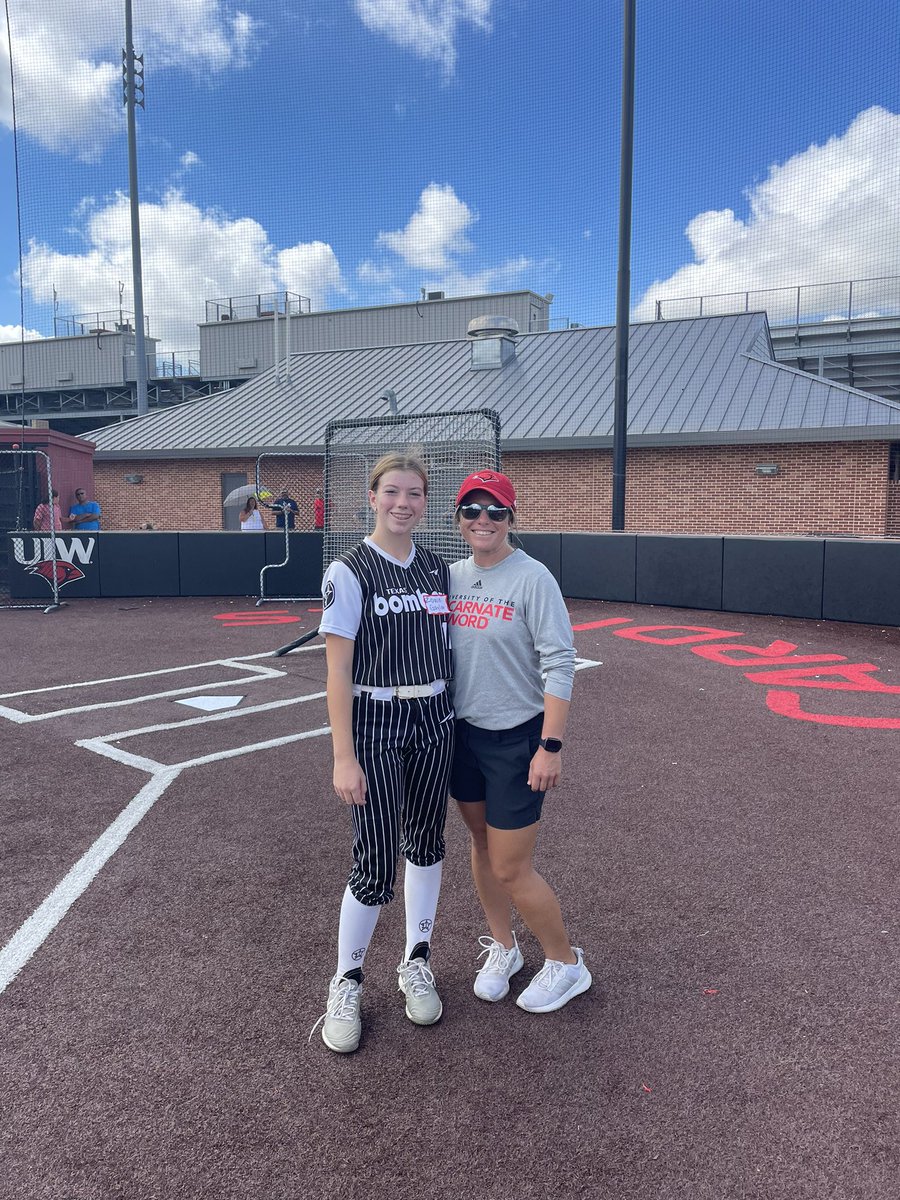 ZowieG11's tweet photo. @UIWSoftball  pitching camp today. I enjoyed the camp and the valuable feedback. Thank you @deanofsoftball5  @hunter_bunch10 @robynleightonn  for your time. Special thanks to @Madison_Garza05 for being my catcher today. @BombersCtxWard https://t.co/T6on7liuyd