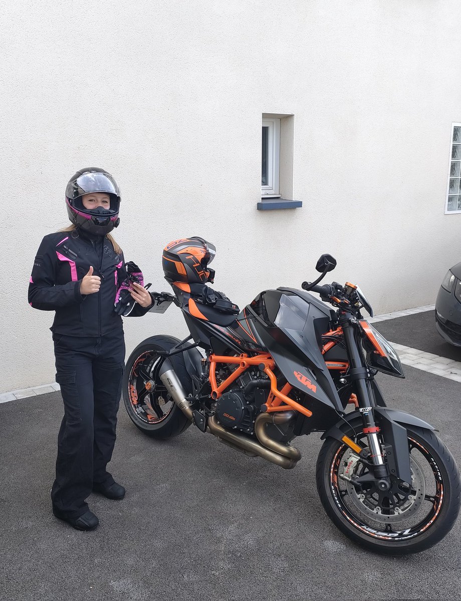 thebikerspirit's tweet photo. Petite sortie en superduke avec ma fille π
#ktm #readytorace #ktmsuperduke1290r #ktmsuperduke #1290superdukeRV3 #ktm1290superduker2020 #superduke1290 #superduker #thebeast #scproject #scprojectexhaust #scprojectexhaustofficial #scprojects1 https://t.co/6HDnhigjkn