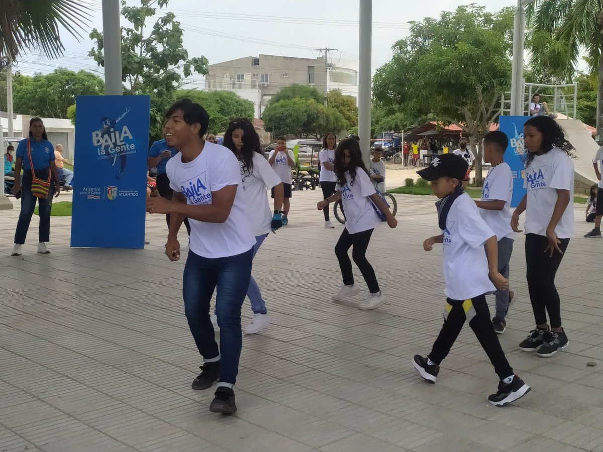 manueldiazcol's tweet photo. #SantoTomás | En el parque El Recuerdo los pelaos de #BailaLaGente escenificaron situaciones de convivencia sobre el cuidado y aprovechamiento de las zonas verdes y los espacios comunes por medio de mimos y un gran show de baile. #CreamosConvivencia 🙂🇦🇹 https://t.co/90L79aAfUS