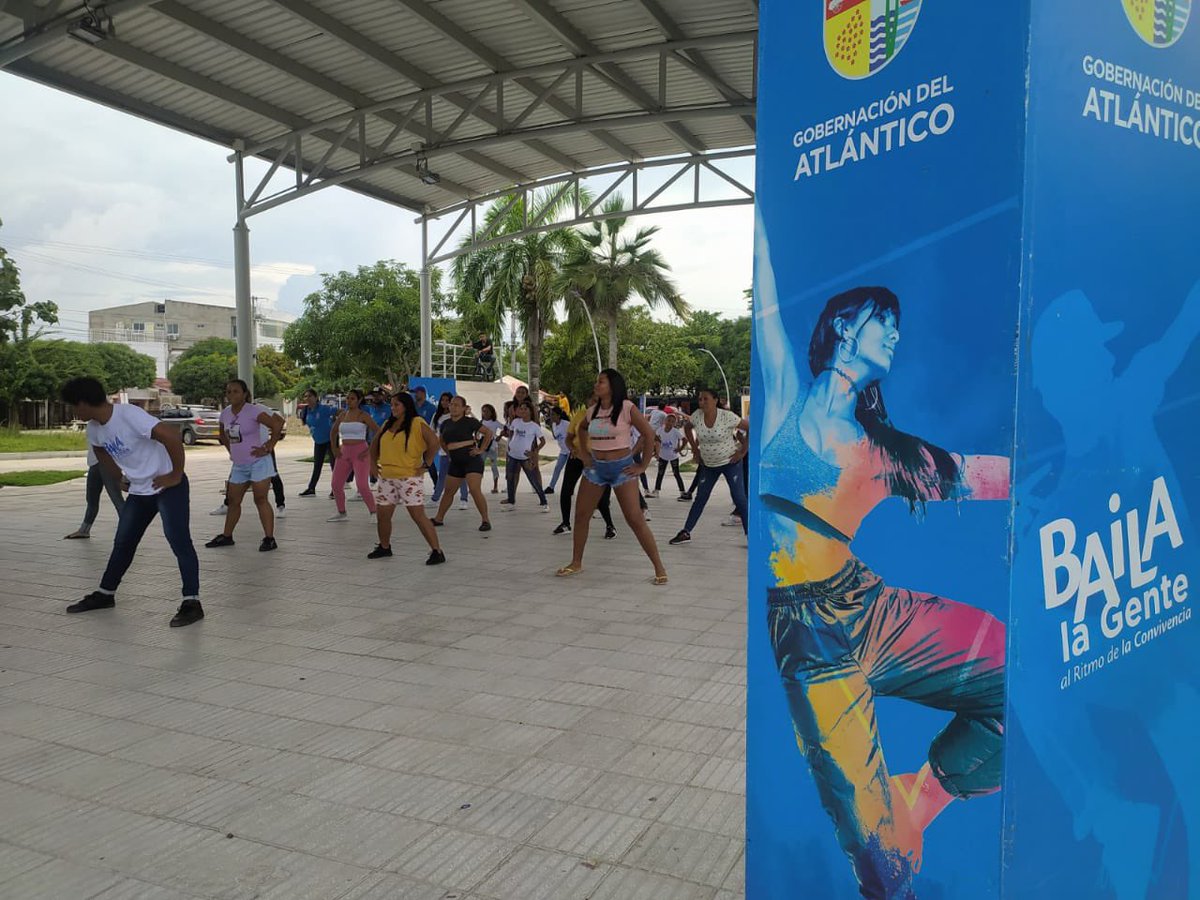 manueldiazcol's tweet photo. #SantoTomás | En el parque El Recuerdo los pelaos de #BailaLaGente escenificaron situaciones de convivencia sobre el cuidado y aprovechamiento de las zonas verdes y los espacios comunes por medio de mimos y un gran show de baile. #CreamosConvivencia 🙂🇦🇹 https://t.co/90L79aAfUS