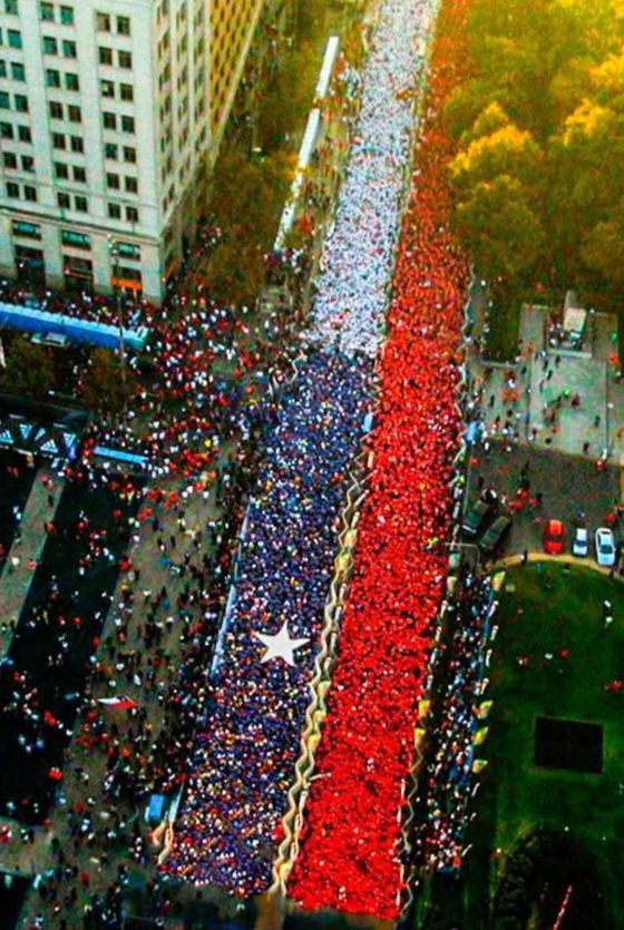 horregow's tweet image. Que raro!!! Una marcha decente, todos con ropa, sin encapuchados, sin banderas del MIR, sin Carabineros heridos, sin personas haciéndose las ciegas para un puesto en el senado, niños con banderas y no con molotov… Si no fuera por la bandera se pensaría que no es Chile. #Rechazo