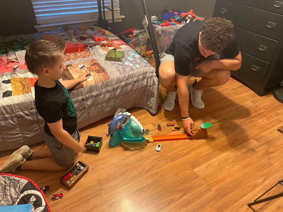 Connor Crews(Brendon) (@crewwconnor) on Twitter photo Got to spend time with the Hulk today! #AxtonsArmy #HulkSmashCancer <a href="/CoachCope23/">Brian Cope</a> <a href="/CoachUzzell/">Matt Uzzell</a> Got to spend time with the Hulk today! #AxtonsArmy #HulkSmashCancer <a href="/CoachCope23/">Brian Cope</a> <a href="/CoachUzzell/">Matt Uzzell</a>