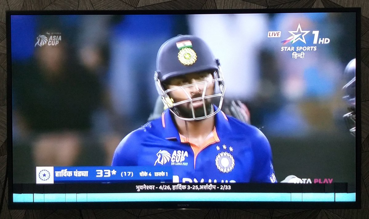 ArhamSalecha's tweet photo. @hardikpandya7, you beauty! Also, impactful performances by @BhuviOfficial, @imVkohli &amp; @imjadeja 🇮🇳💙

#INDvsPAK #AsiaCup2022 #TeamIndia https://t.co/efL24zeOLJ