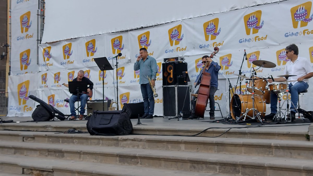 CineMasFood's tweet photo. Hoy clausuramos el ciclo de conciertos con la 'Chano Gil Quartet', nos ofrecen un viaje a través de la historia del jazz con el espectáculo titulado 'Jazz Standars'. ¿Reconoces alguna peli en sus canciones? 🎺 #cinemasfood #cinemasfood2022 #ViveVegueta #ICDC https://t.co/fbGScdAaZH