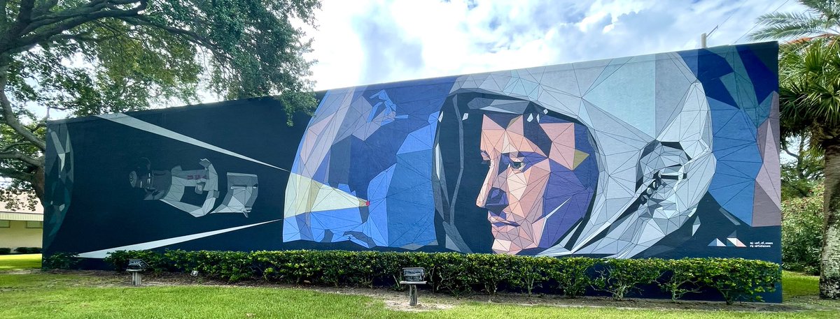 docraffi's tweet photo. Beautiful Earth-to-Moon themed mural near KSC, very apt for #Artemis I launch tomorrow! ⁦@NASA⁩ ⁦@csa_asc⁩ https://t.co/eS73di59NH