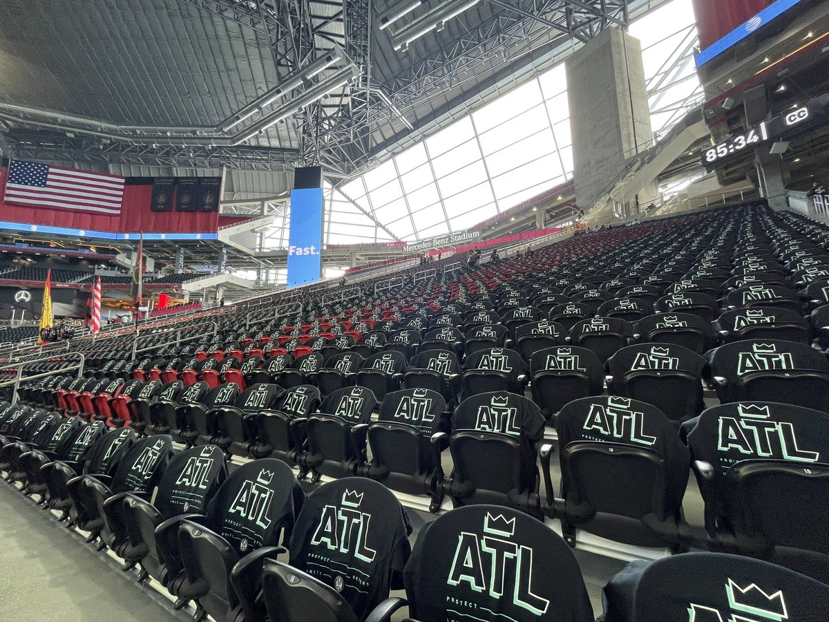 S_P_Cooper's tweet photo. Looking forward to some fantastic Sunday soccer from @atlutd. Shirts waiting for every single fan  in the stadium! #WeReady #UniteAndConquer #CFASeatUpgrade https://t.co/TU9m9OdeKJ