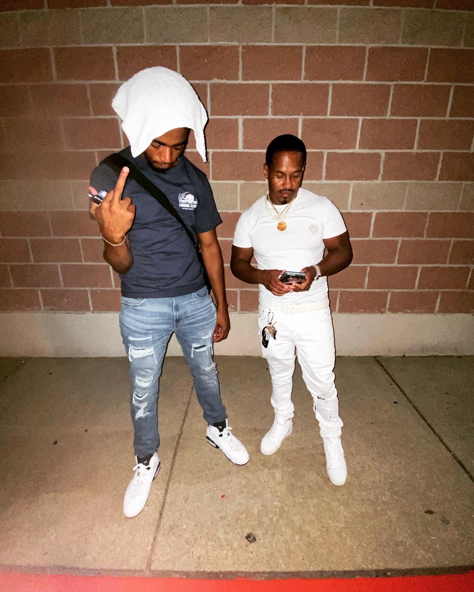 CedyWitDaMac's tweet photo. All The Hoes They Love A Thug They Say We Live A Trenches Life.. https://t.co/Oz6nqJnsTh