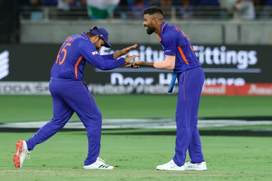 Vector_45R's tweet photo. Few Cool Pictures of Today's match 
#INDvsPAK 
Well Done India 🔥
Good Night ❤️😪  #RohitSharma𓃵 https://t.co/iS2L2sZlMG
