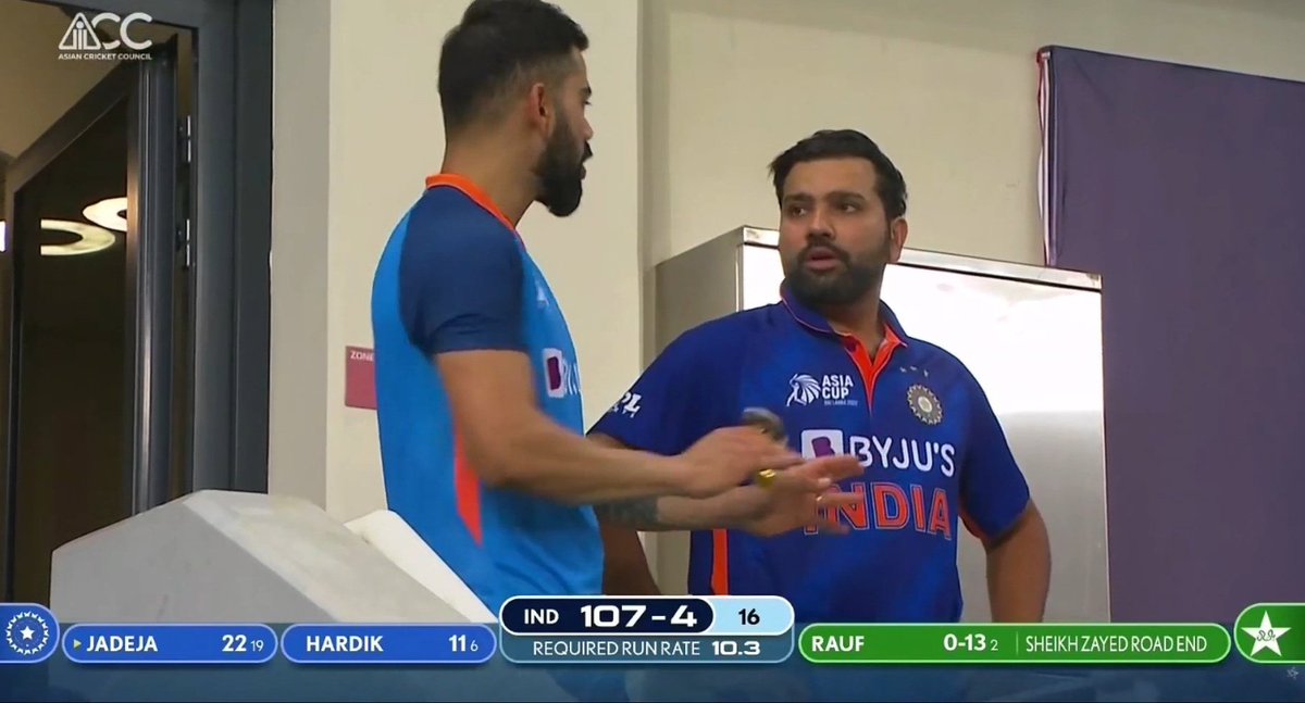 Vector_45R's tweet photo. Few Cool Pictures of Today's match 
#INDvsPAK 
Well Done India 🔥
Good Night ❤️😪  #RohitSharma𓃵 https://t.co/iS2L2sZlMG